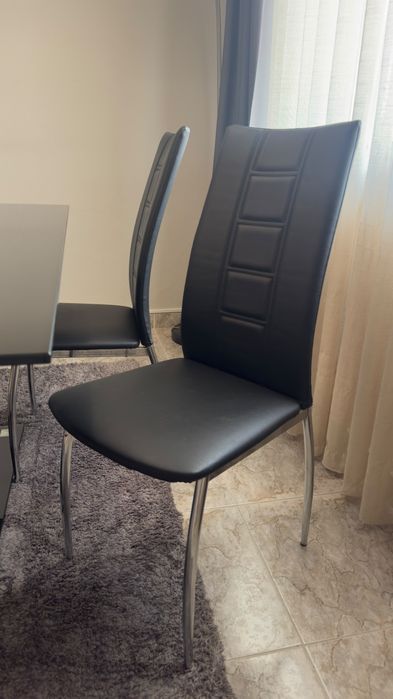 Mesa de jantar,4 adeira e mesa de apoio