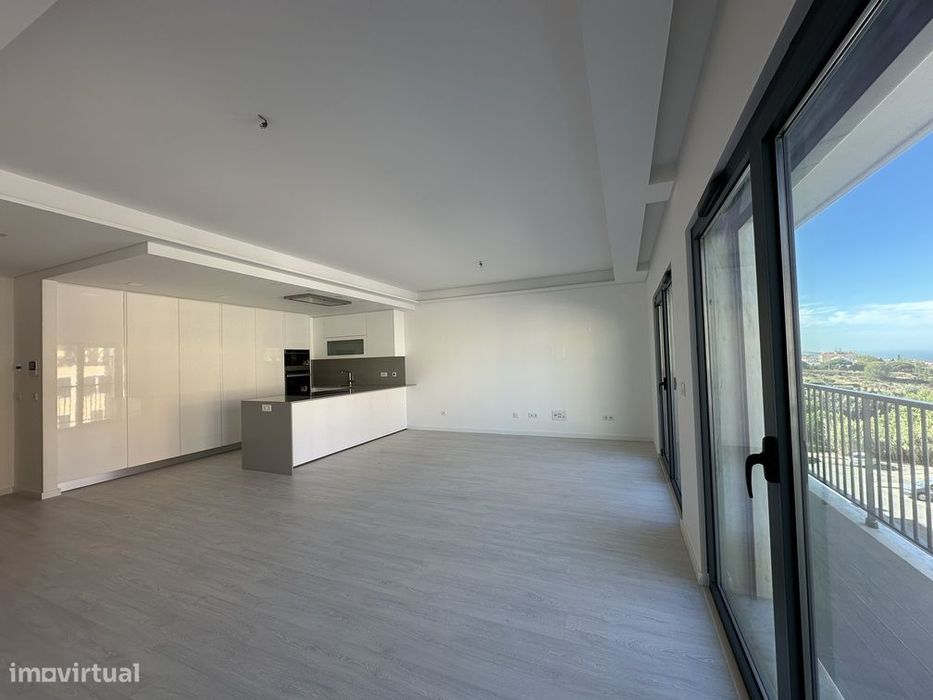 Apartamento T3 com Varanda Vista Mar e Parqueamento na Ericeira