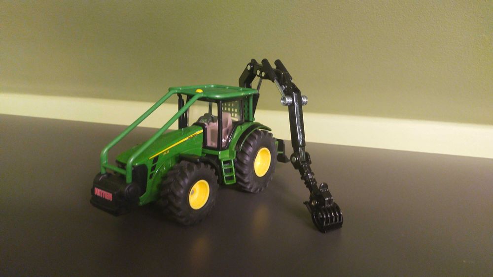 Siku traktor leśny John Deere 1 50