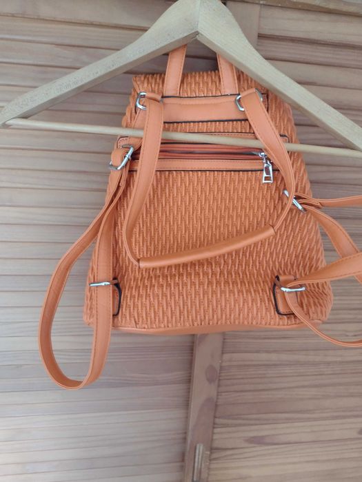 Mochila cor de laranja