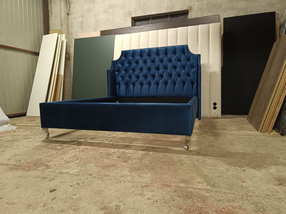 Łóżko tapicerowane glamour sypialnia panele pinezki Velvet chrom