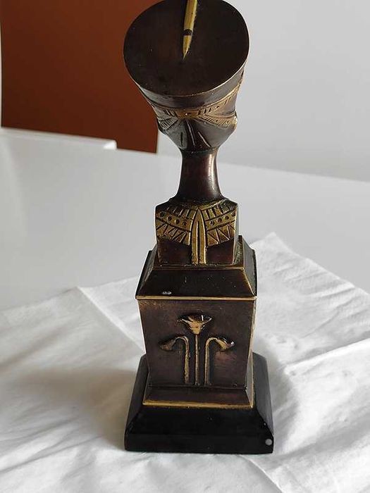 Estátua da Nefertiti em bronze