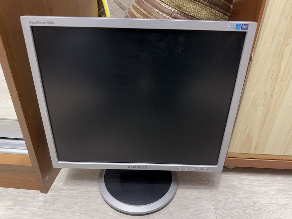 Офісні монітори( також єсть системники і принтер)