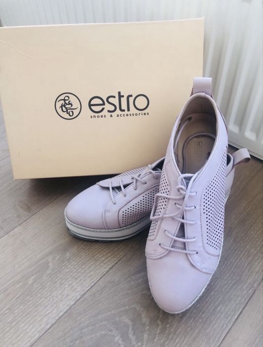 Кросівки від Estro