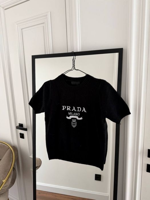 Футболка в стилі Прада
