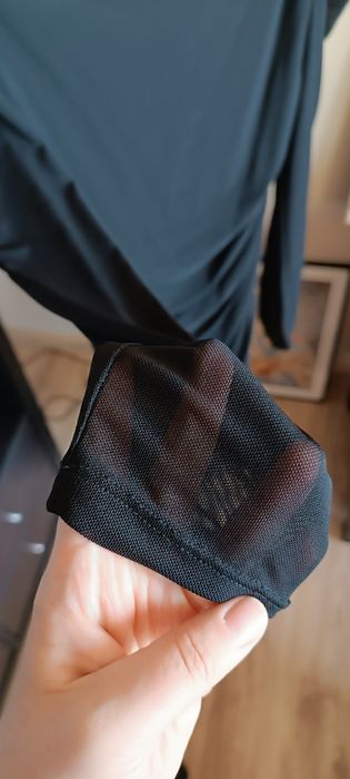 Piękna marszczona sukienka z transparentnym rękawem