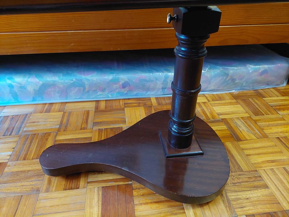 Mesa em madeira com pé em forma de guitarra