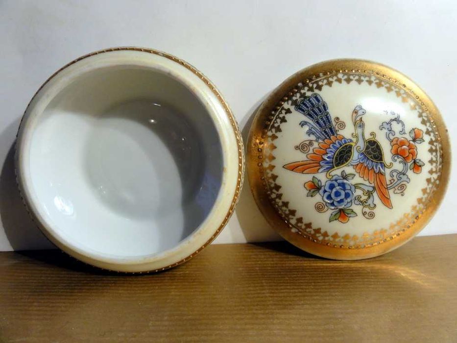 Шкатулка. Фарфор. Позолота. Роспись. Деколь. Диам.-9см. Выс-4 см.