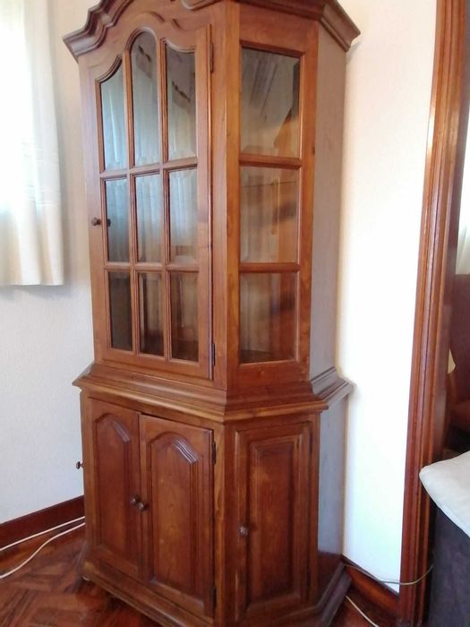 Vitrine em madeira e vidro