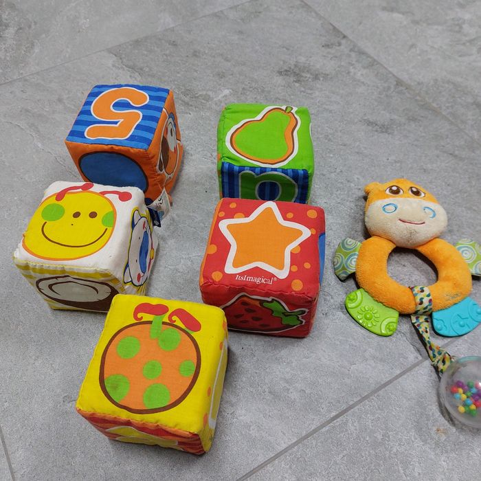 Cubos  da its imagical e guizo da chicco