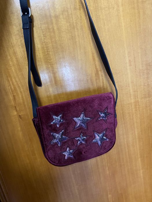mala bordô com estrelas