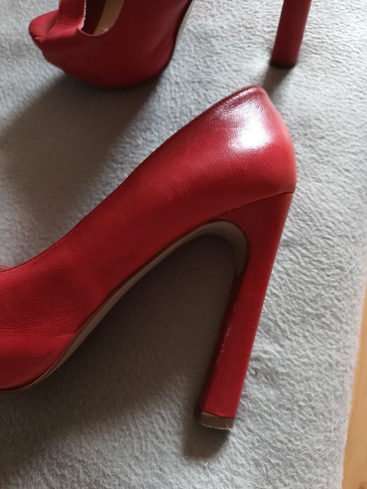 Włoskie skórzane buty w rozmiarze 39.