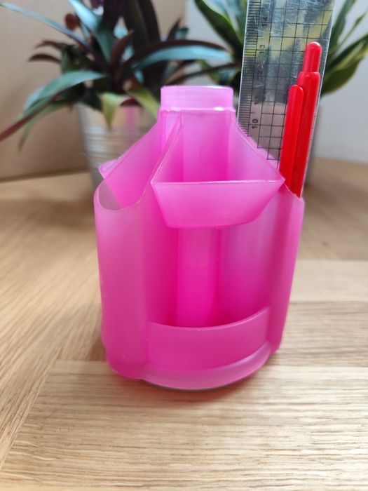 Różowy organizer, piórnik na biurko