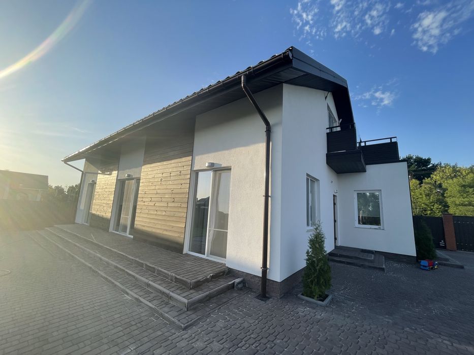 Гарний, Сучасний, добротний  будинок з басейном