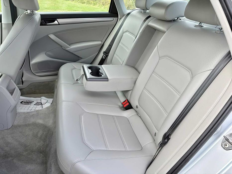 Volkswagen Passat Limited Edition      2015