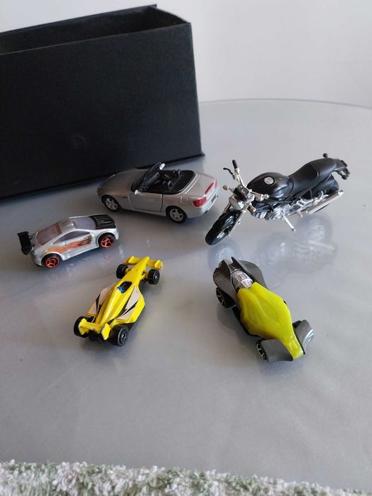 Lote 5 veículos, brinquedos, em bom estado. Mota e carros