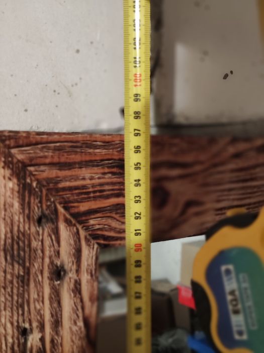 Duże lustro w drewnianej ramie