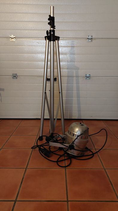 Foco de luz  com tripé