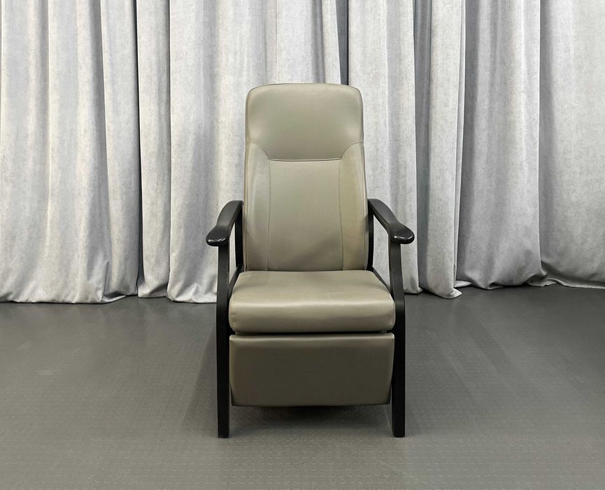 Сіре м'яке шкіряне крісло-реклайнер з підніжкою/шкіряні крісла/меблі