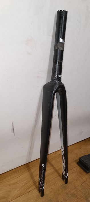 Widelec carbonowy szosowy