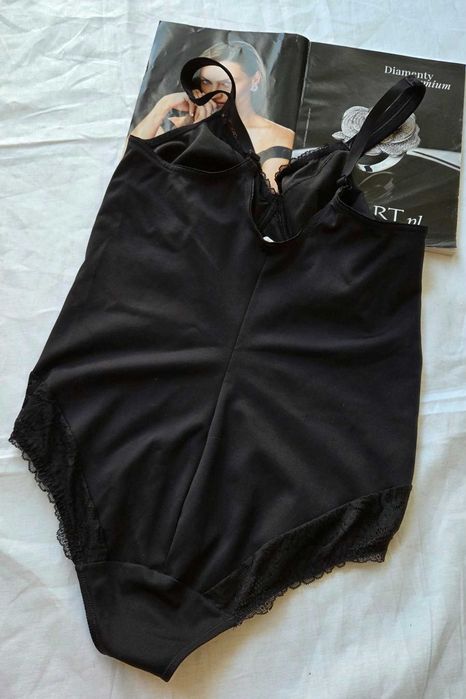 Viralowe body damskie marki Triumph modelujące z koronką rozmiar 38B(95B) eleganckie
