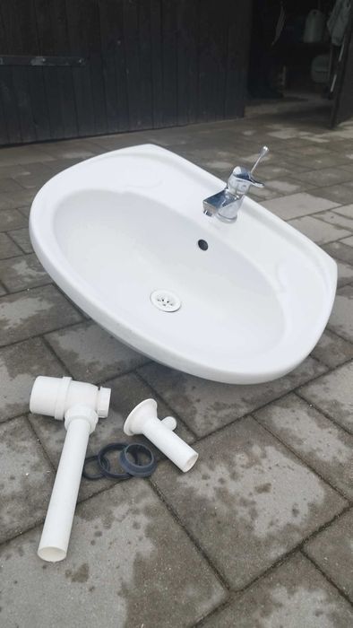 Umywalka łazienkowa z baterią