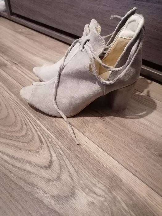 Szare buty na słupku
