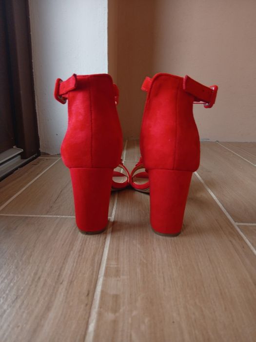 Sandały na słupku r.38