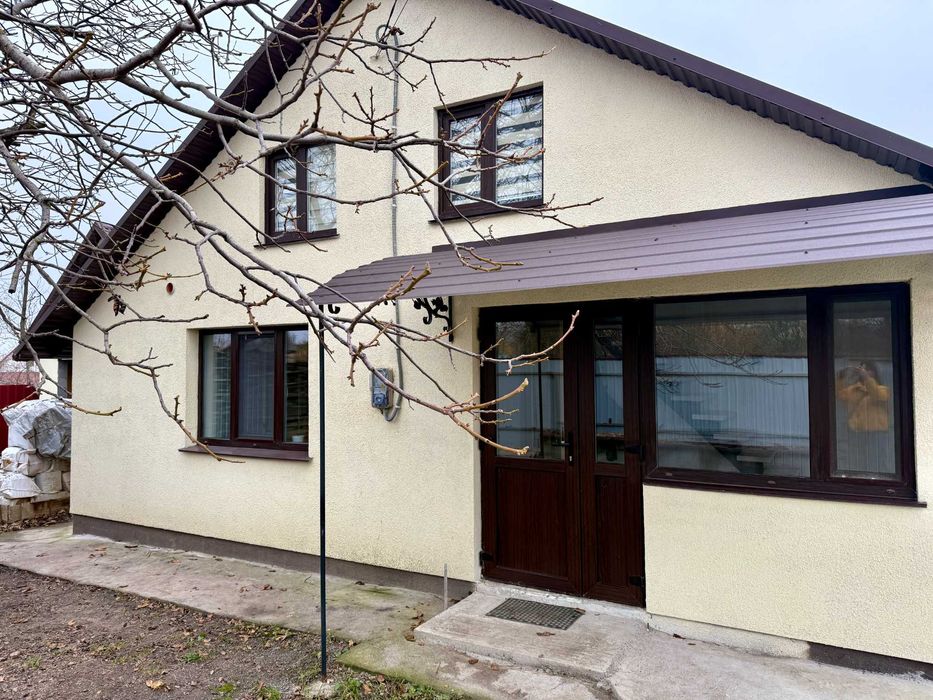 Будинок з ремонтом, є твердопаливний котел та резервне живлення