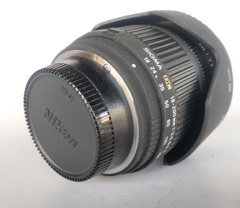 Para Nikon. Objetiva superzoom Sigma 18-200mm f/3.5-6.3 DC