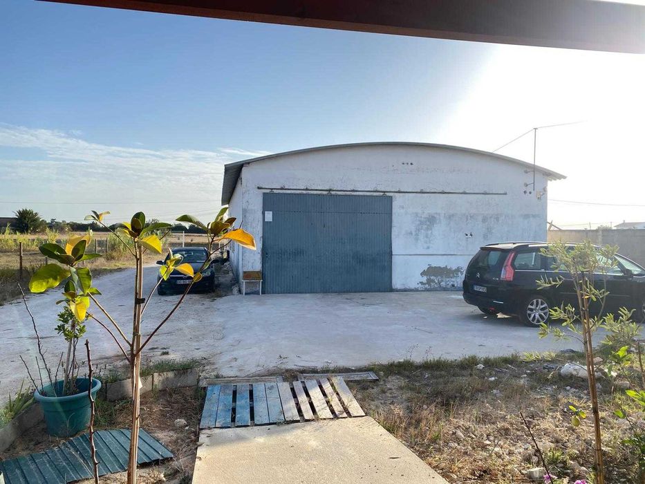 Arrenda-se Armazém em Benavente, bom estado, com contracto.