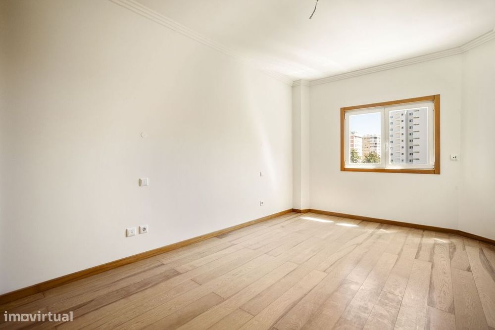 Apartamento T4 com jardim, Paço de Arcos, Oeiras