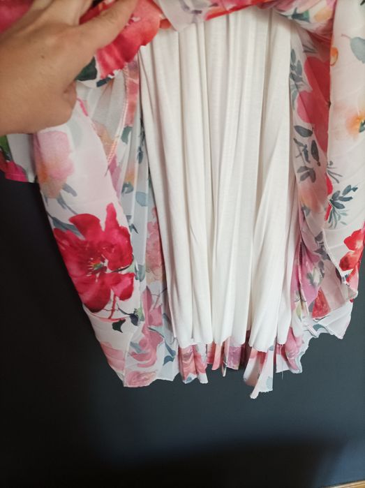 Sukienka kopertowa biała w kwiaty