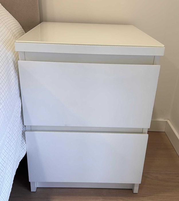 2 Mesas Cabeceira IKEA MALM, 2 gavetas, tampo vidro fosco, brancas