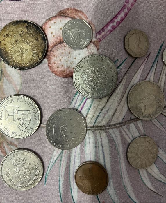 Caixa com moedas antigas