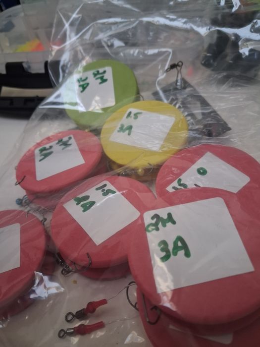 Madres de pesca com missangas coladas