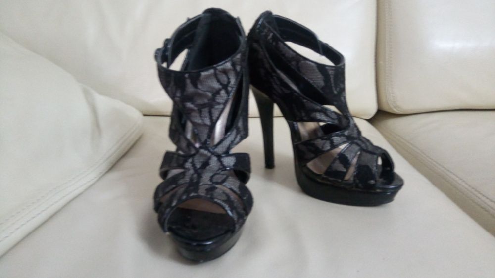 Sapatos de verniz e renda 35