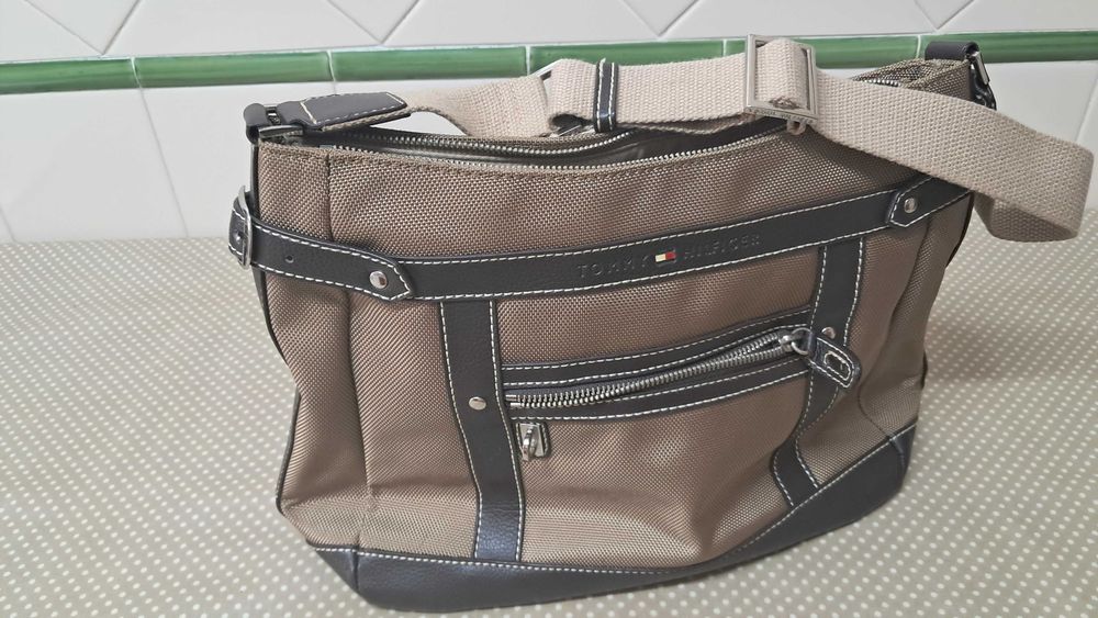 Mala original Tommy Hilfiger pele castanha e tecido bege, como nova