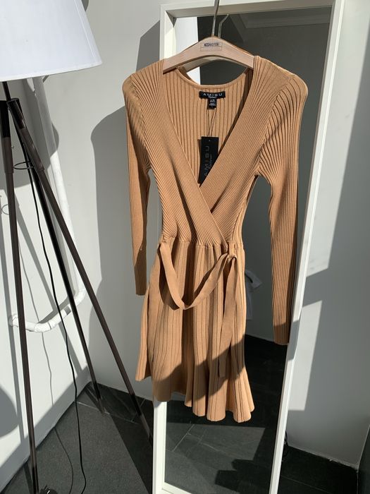 Шикарна сукня з декольте до коліна , s, m , L