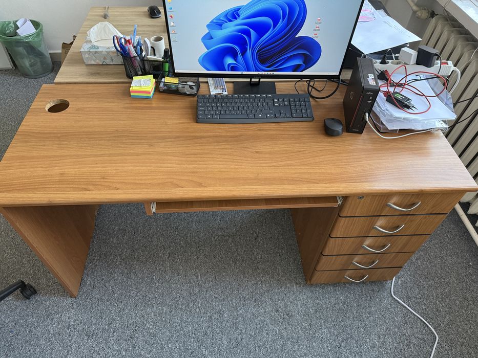 Meble biurowe - 2 krzesla obrotowe, szafka i biurko