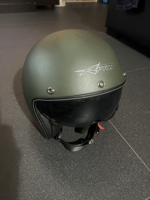 Vendo capacete aberto com viseira escura embutida