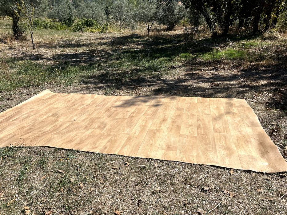 Pavimento vinílico novo – efeito madeira – 2,20 × 4,00 m – 8,8 m²