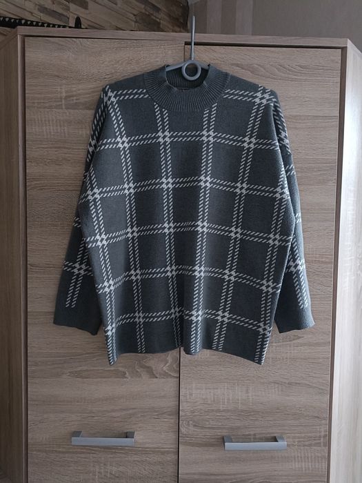 Szary miękki sweterek