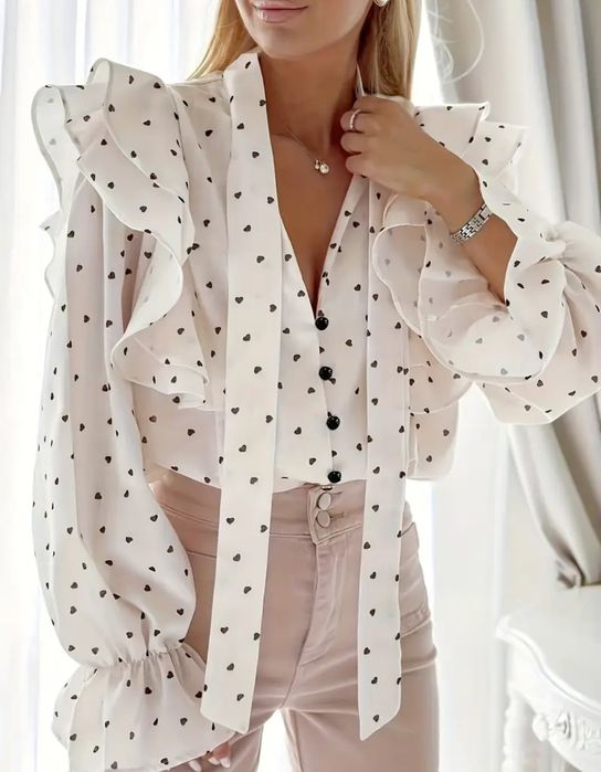 Biała romantyczna koszula z falbanami i serduszkami retro