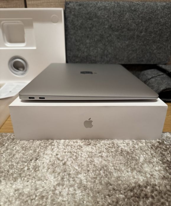 Macbook air 13 Intel 8/256 silver (як новий) 22 цикли