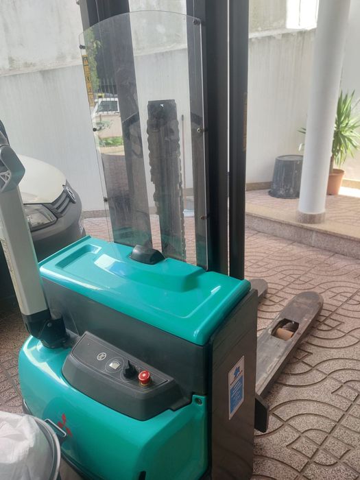 Stacker elétrico Mitsubishi