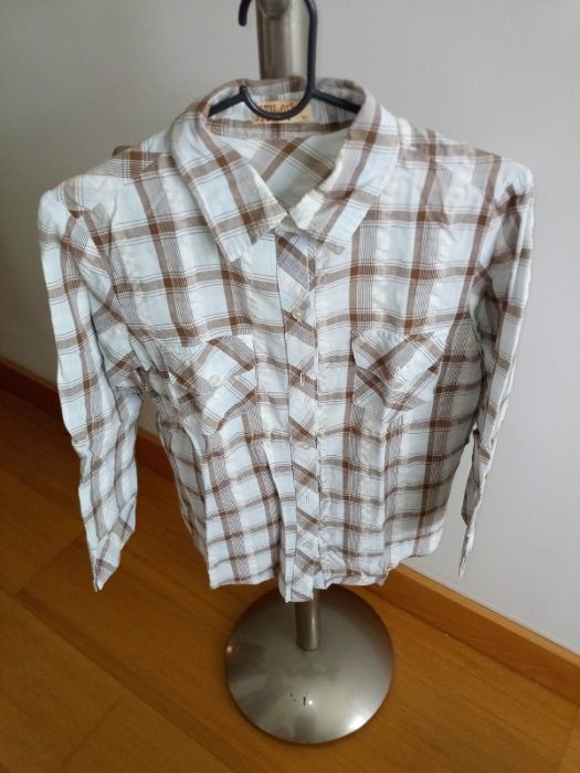 Várias camisas em bom estado