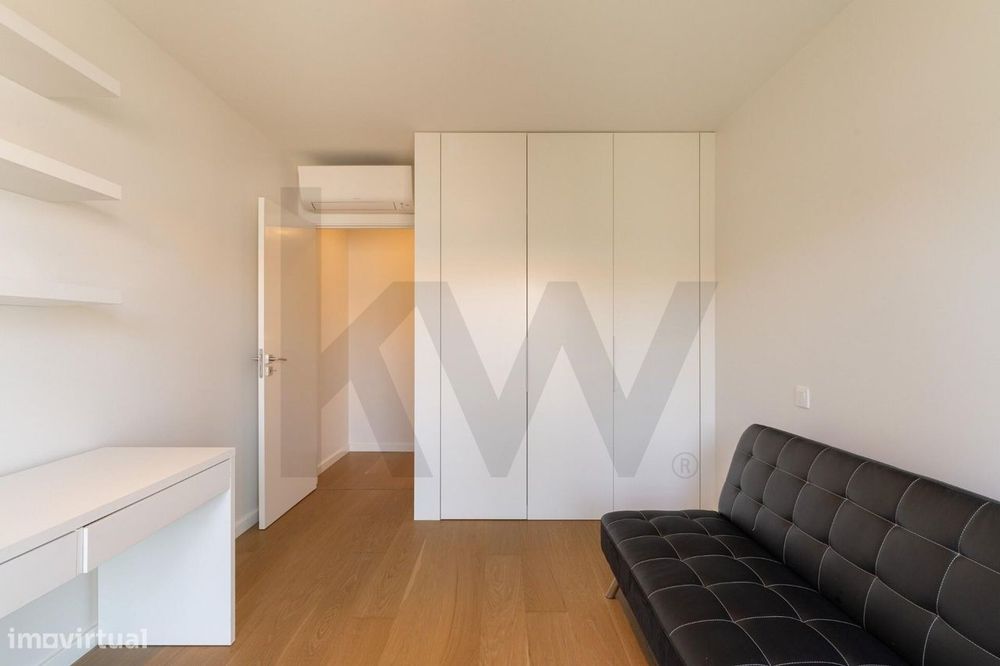 T2 com suite, varanda e 2 lugares de garagem — Condomínio com piscina,