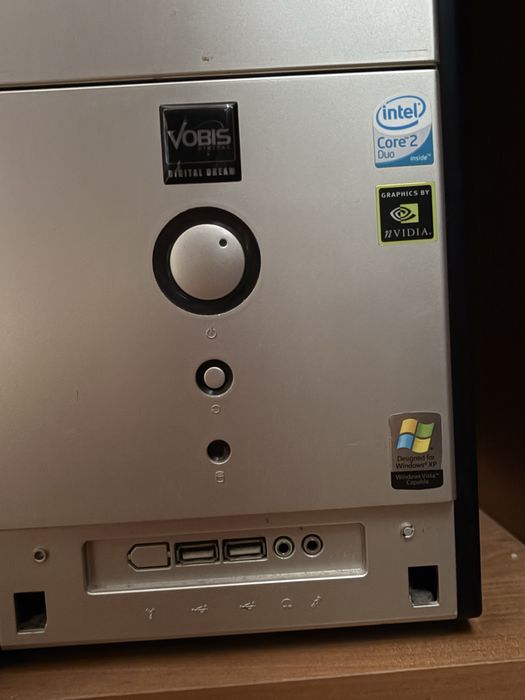 Komputer stacjonarny windows xp z ekranem