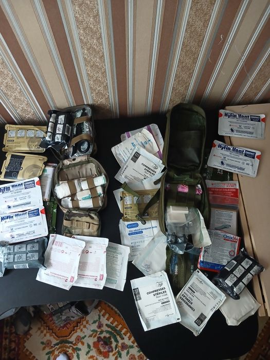 Продам Аптечки і все що на фото